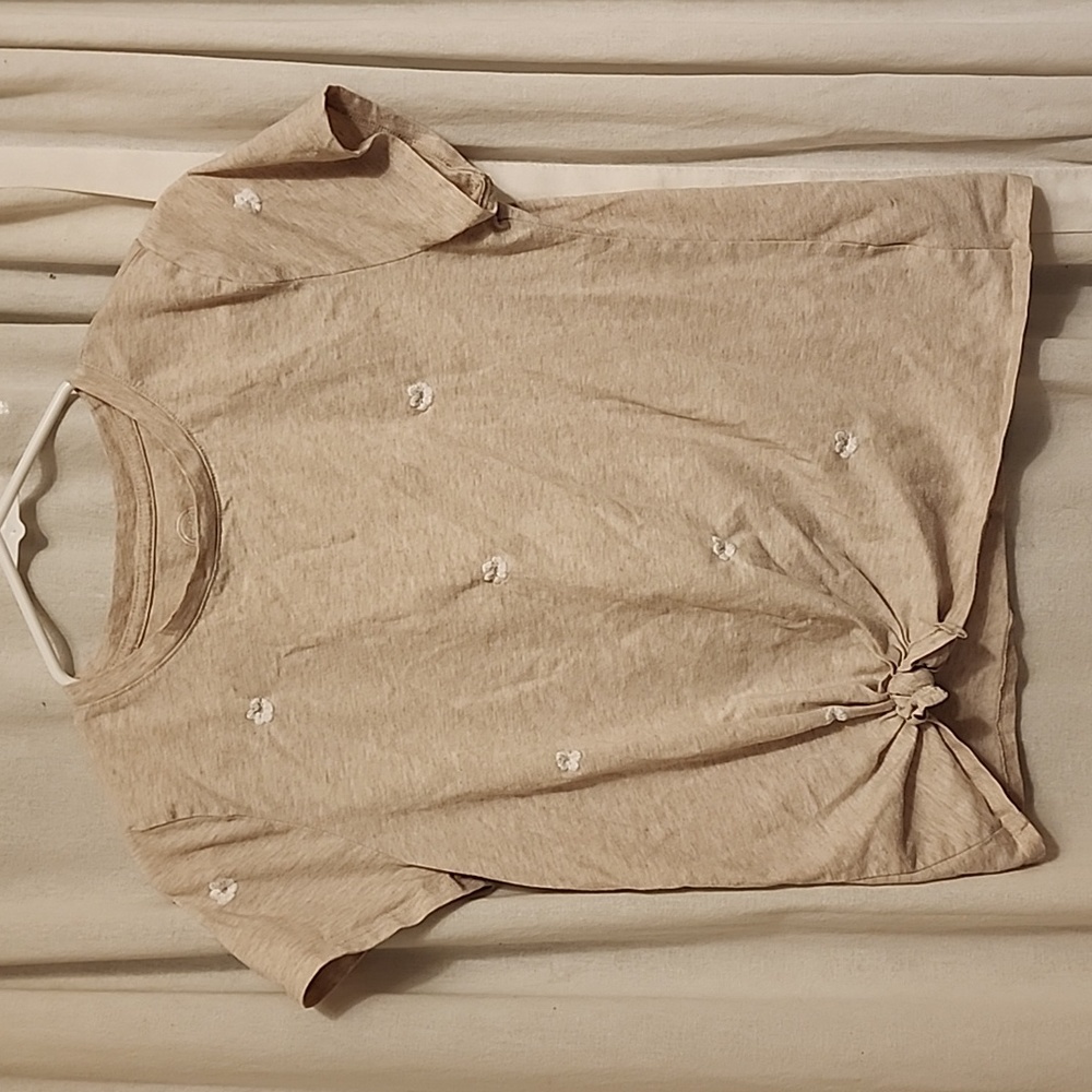 Wonder Nation girls' XL beige daisy t-shirt with knotted hem. Cute & comfy!